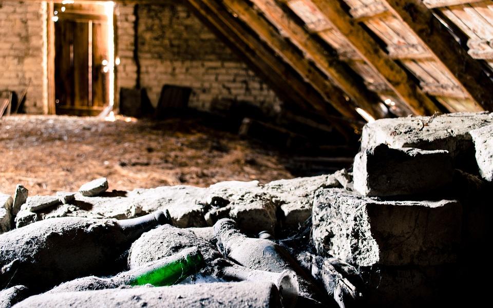 В поселке в Кировской области на чердаке дома нашли изуродованный труп женщины