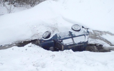 В Чепецке ВАЗ улетел в кювет и перевернулся: пострадала пассажирка