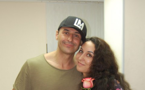 Стас Костюшкин на концерте в Кирове дарил зрителям розы