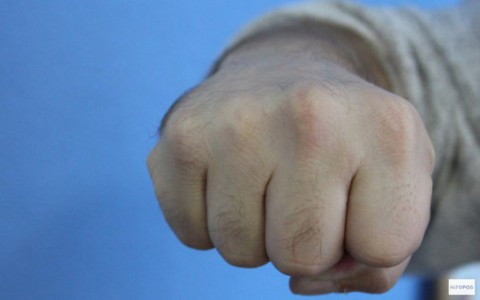 Чепчанин ударил полицейского кулаком в лицо