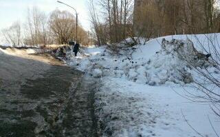 На улице Терещенко водитель экскаватора завалил снегом пешеходную дорожку