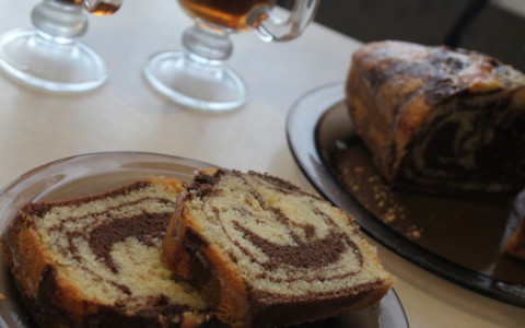 Печем дома: мраморный кекс с лимонной глазурью