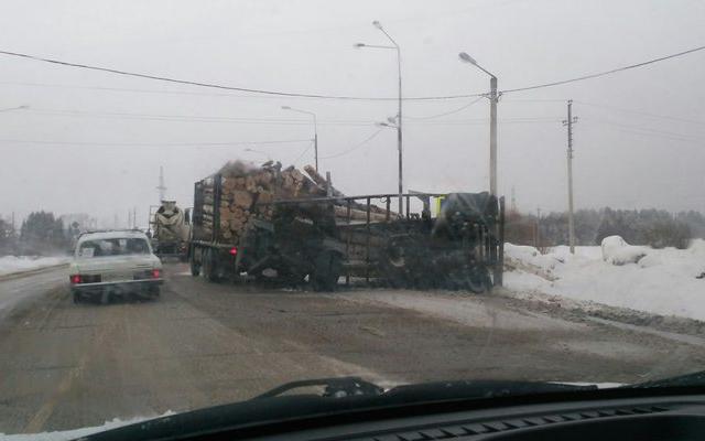 На повороте в сторону Чепецка перевернулся прицеп большегруза с бревнами