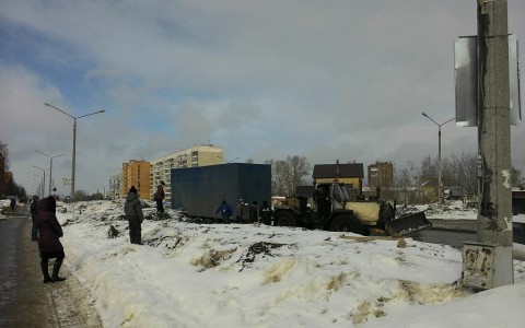 На проспекте России эвакуировали огромный прицеп-подснежник, стоявший здесь много лет