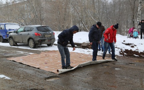 В Кировской области активисты застелили ямы на дорогах старыми коврами