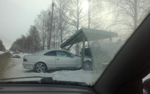 В Кировской области Mercedes снес остановку с людьми