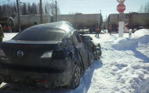 В Кировской области поезд снес автомобиль на переезде