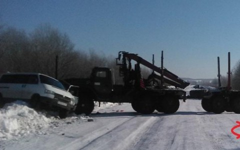 В Кировской области "Урал" врезался в Volkswagen: пострадал один человек