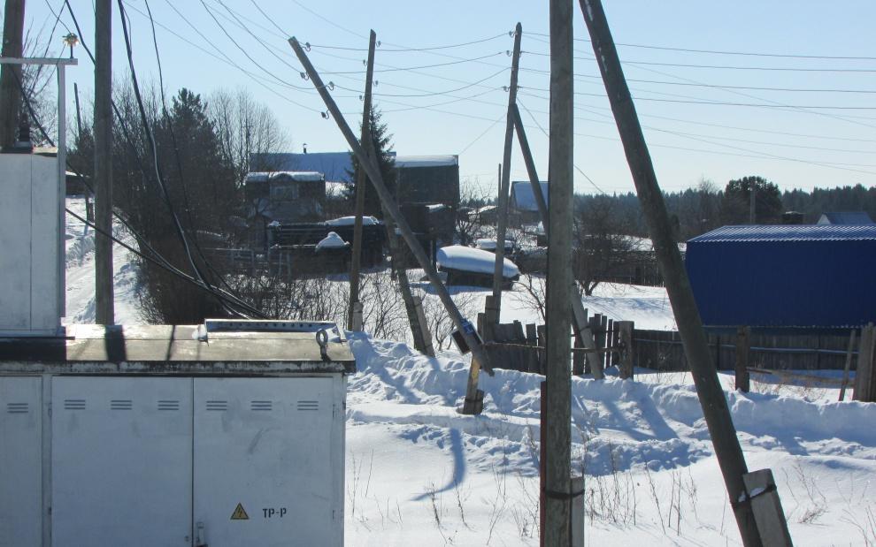 В чепецкой деревне столб повис на электрических проводах