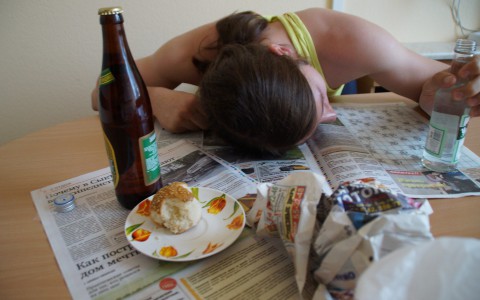 Чепчанка получила штраф за то, что пила пиво с дочерью сожителя