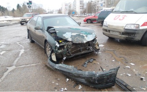 В Чепецке столкнулись Honda и «Приора»: пожарные оказали первую помощь пострадавшим