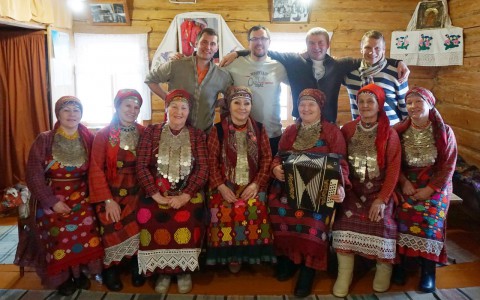 Бурановские бабушки угостили чепчанина ватрушками и самогоном