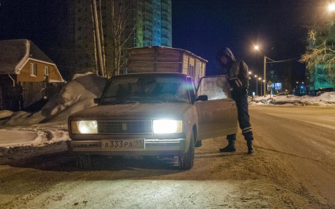 В Кирове семья из трех человек избила сотрудника ДПС при исполнении обязанностей