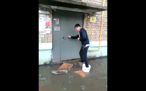 Кировчанин надел на ноги ведра, чтобы перейти лужу у дома