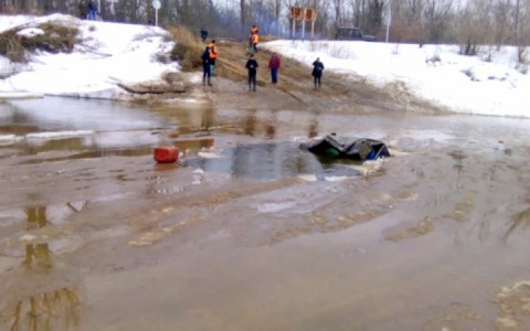 В Кировской области "УАЗ" провалился под лед: погибли три человека