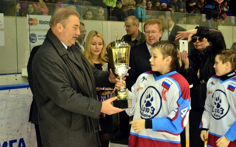 Владислав Третьяк наградил чепецких хоккеистов