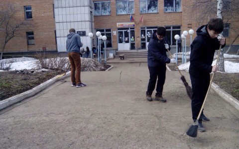 Субботники в Чепецке: с территории художественной школы вынесли 15 мусорных пакетов