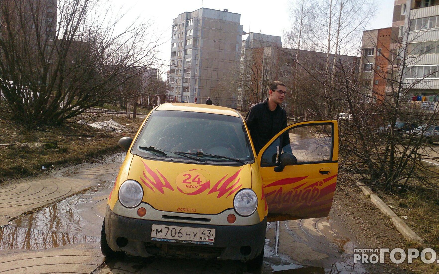 В Чепецке водители ездят по тротуару у школы №12