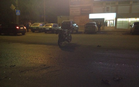 На проспекте Мира столкнулись иномарка и мотоцикл: звук удара разбудил жителей