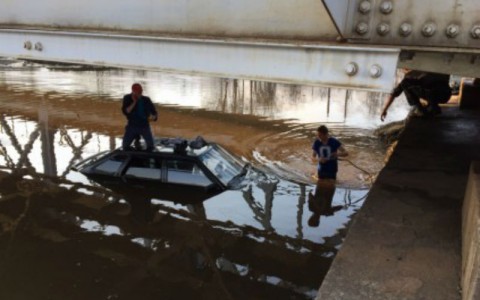 В Каркино машина утонула в луже: появилась видеозапись происшествия