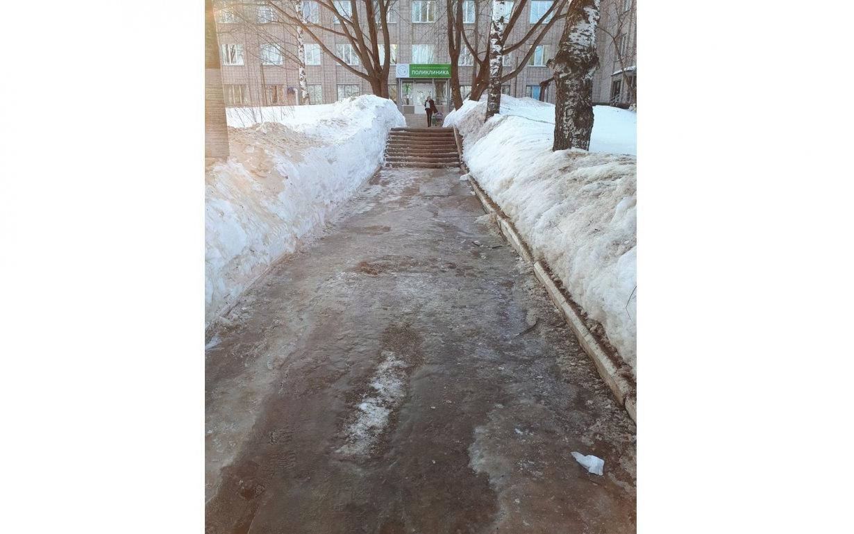 Чепчанка сломала руку на обледенелой дорожке, ведущей в травматологию