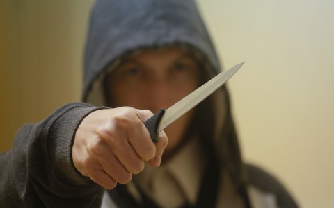 В Чепецке прохожий на глазах очевидцев ударил ножом мужчину