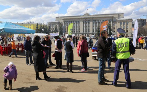 В Кирове во время авторалли машина влетела в ограждение: пострадали зрители