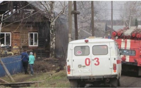 В Зуевке вспыхнул жилой дом: на место происшествия выезжали пять пожарных расчетов и медики