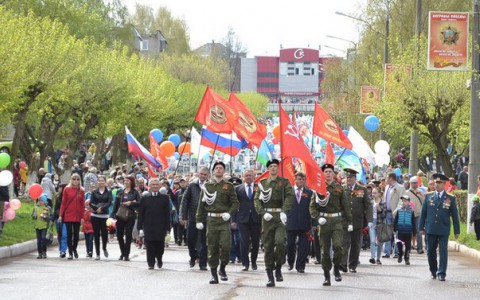 День Победы в Кирово-Чепецке: в праздничном параде прошли тысячи горожан
