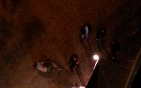 Очевидцы: "В Кирове на улице Кольцова неизвестный до полусмерти избил 26-летнего парня"