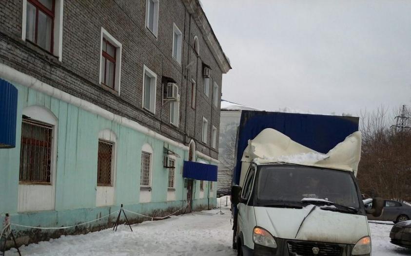 В Чепецке на "Газель" упала глыба снега