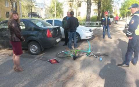 В Чепецке водитель иномарки сбил велосипедиста: у пострадавшего переломы