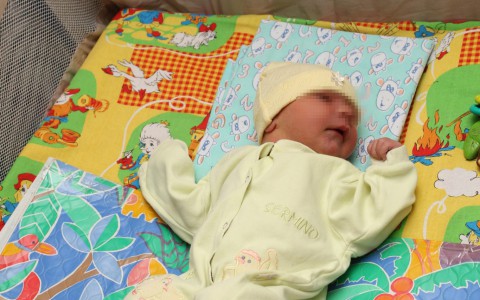 Жительница Омутнинска, чтобы успокоить новорожденную дочь, обожгла ее обогревателем