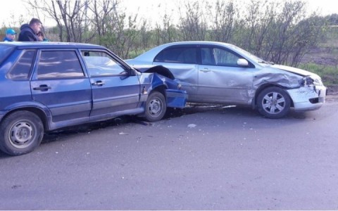 В Кирово-Чепецке у проходной завода ДТП: две легковушки серьезно покорежены