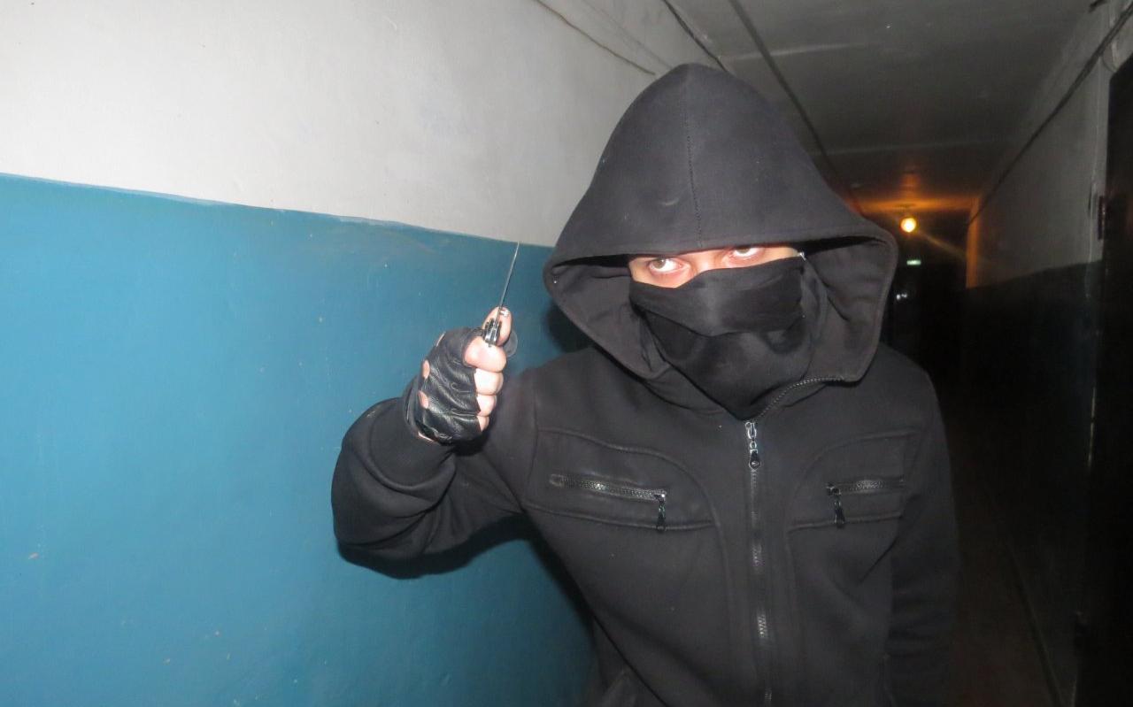 В Чепецке парень выбил дверь и напал на хозяина квартиры с ножом
