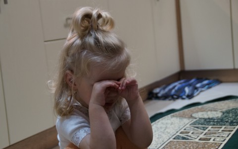 В Кировской области женщина не кормила 6-летнюю дочь: ребенок от голода ел кошачий корм