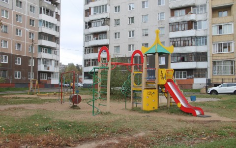 В Кирове на детской площадке найдено тело 13-летнего подростка