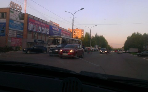 Тройное ДТП в Кирово-Чепецке: на проспекте Мира столкнулись "пазик" и две иномарки