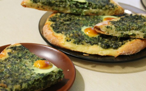 Необычная пицца: со шпинатом и перепелиными яйцами