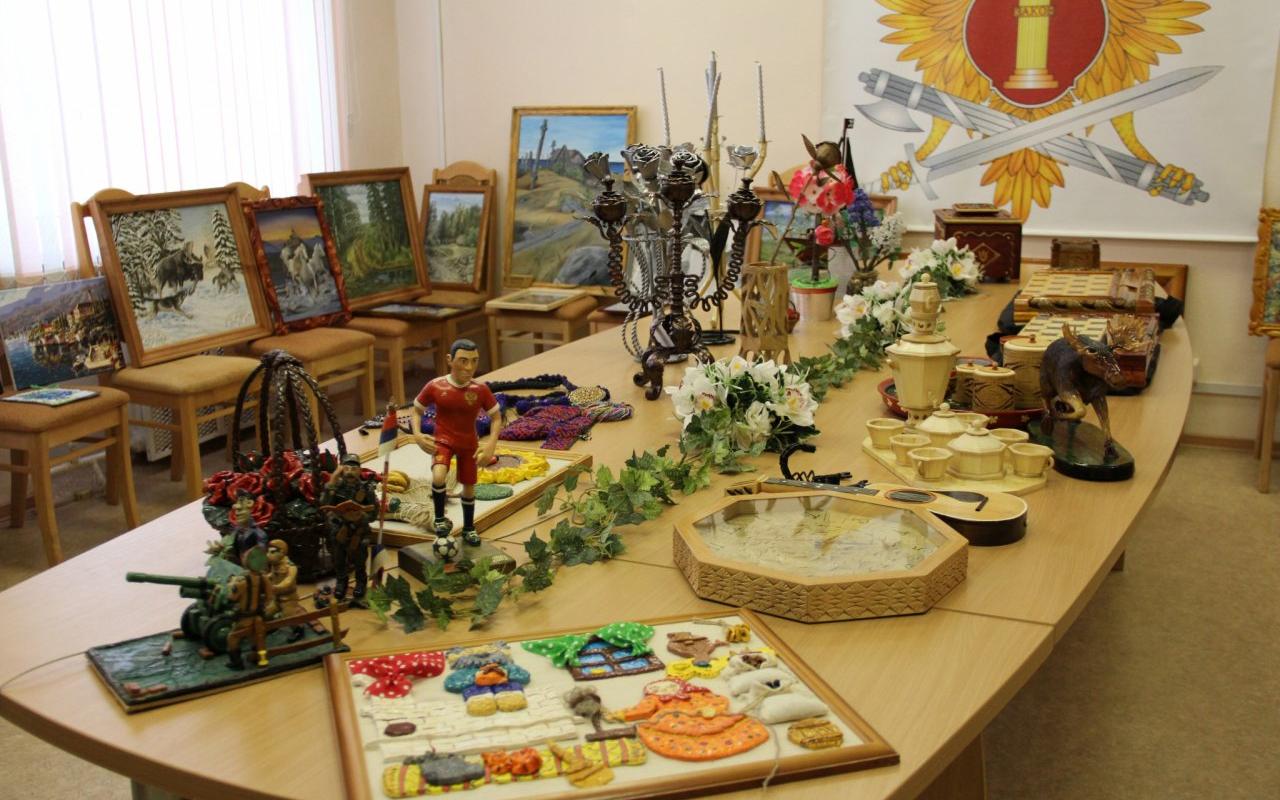 Фигурки футболистов и "Вид Швейцарии": чепецкие осужденные поучаствовали в выставке