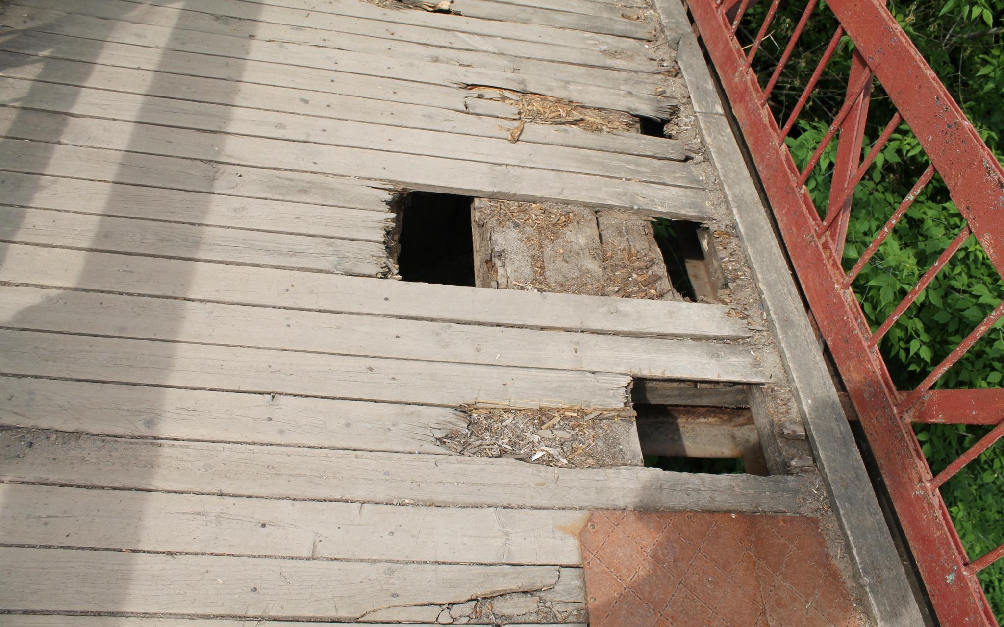 В Кирово-Чепецке женщина провалилась под пешеходный мост