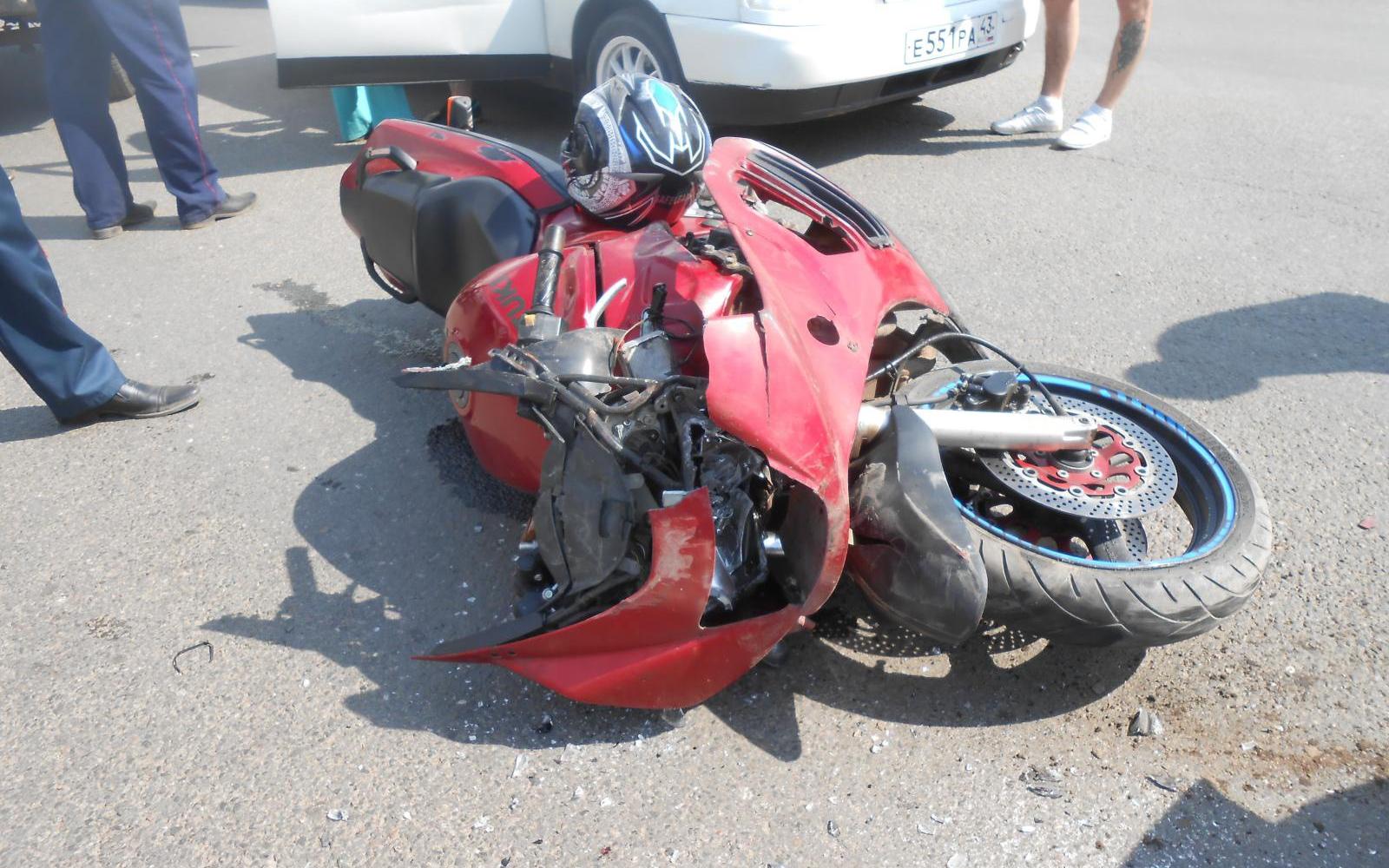 В Кирово-Чепецке мотоцикл выехал на красный свет и столкнулся с «Калиной»