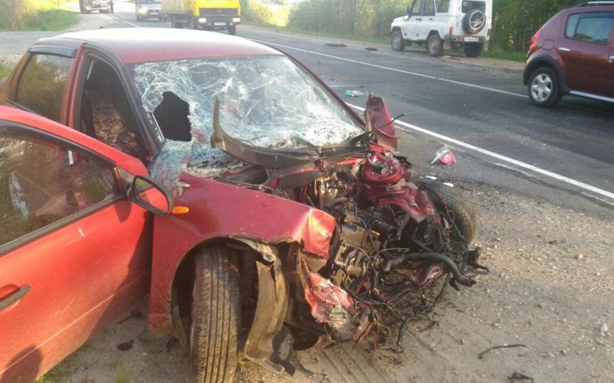 В Кировской области легковушка влетела в грузовик: 26-летнего водителя срочно доставили в больницу