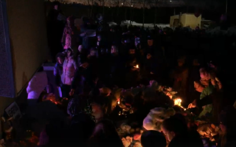 Трансляция: в Чепецке началась акция памяти жертв кемеровского пожара