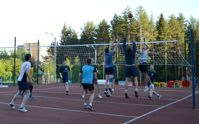 В Чепецке построили современную волейбольную площадку