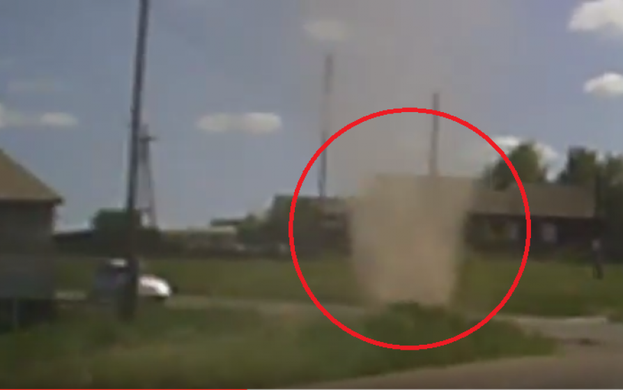 Видео: кировский водитель снял пронесшийся по дороге смерч