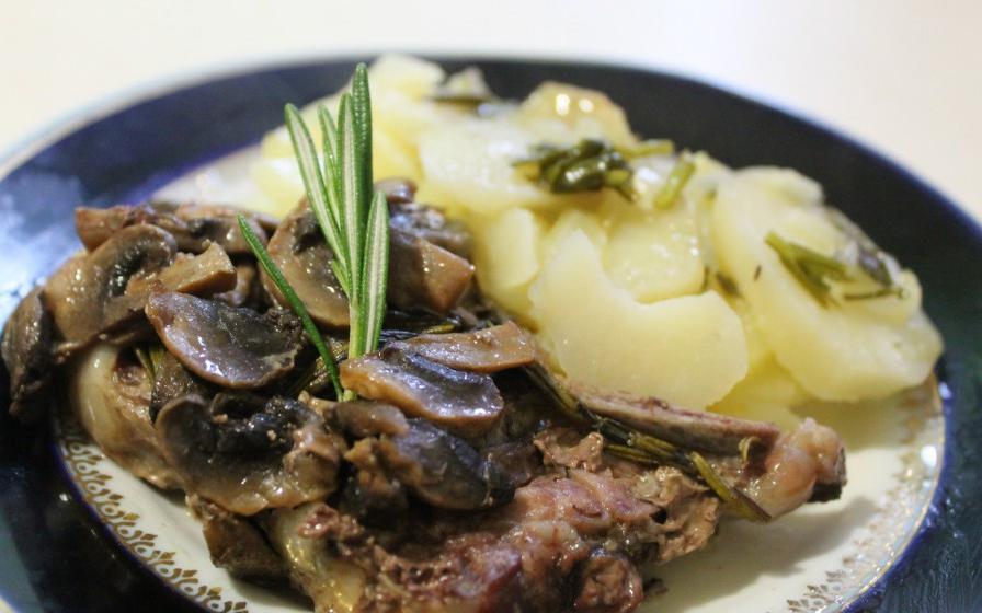 Баранина, запеченная с шампиньонами и розмарином: удивите любимых изысканным блюдом