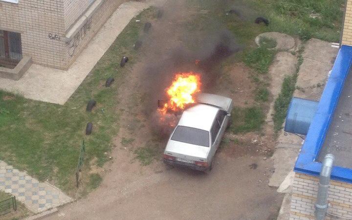 В Кирове на проспекте Строителей сгорел ВАЗ