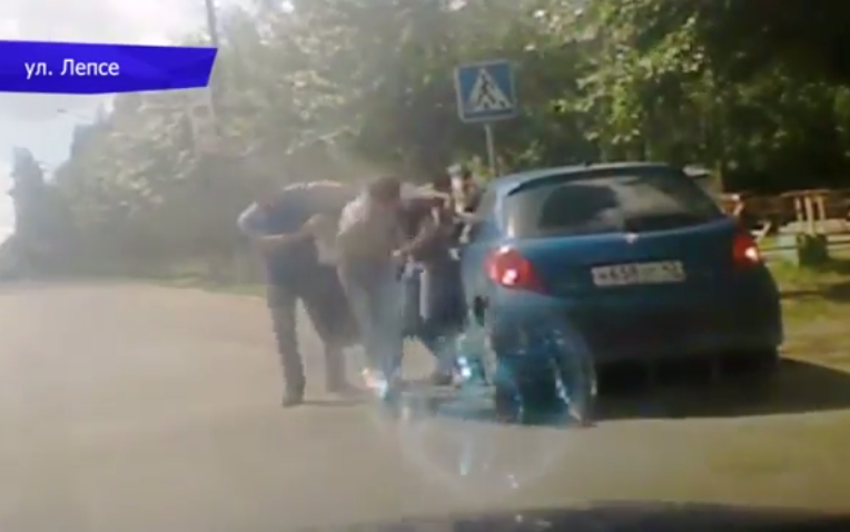 В Кирове на дороге подрались водители и пассажиры: во время конфликта один из мужчин ударил девушку по лицу