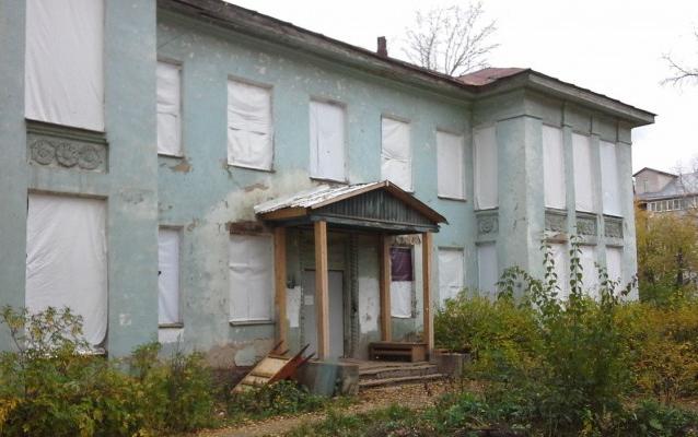 В заброшенной библиотеке Нововятска нашли тело молодого мужчины: не исключено самоубийство